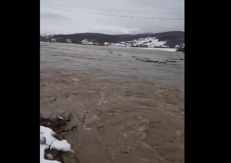 Spannende Aussicht vom Dorf Graboc von Fushe Kosovo überflutet