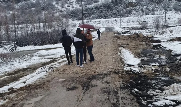 Daños por carretera al Bajo Graboc, los residentes arreglan para sí mismos