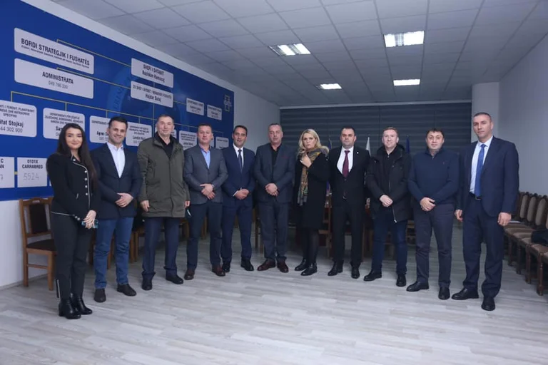 Daut Haradinaj prezanton kandidatët për deputetë të Deçanit: Ky ekip garanton fitoren