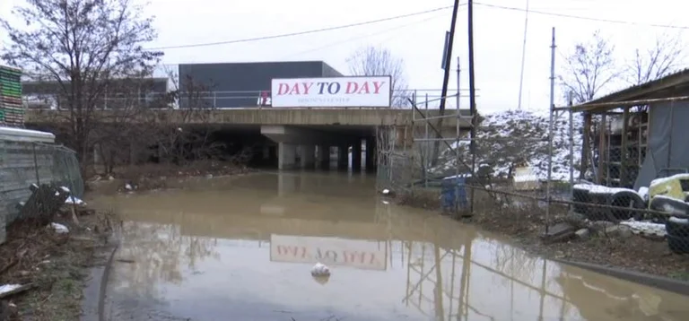 Pasajes en Gracanica llenos de agua, los coches no pueden pasar
