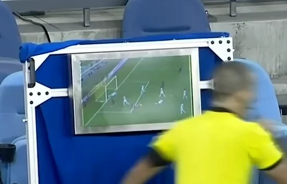 Qu'est-ce qui se passe ici ? Le juge est devenu viral pour le moment extrêmement étrange avec le VAR