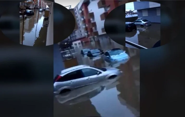 Inondations à Fushë Kosovo, voitures couvertes d'eau dans un quartier