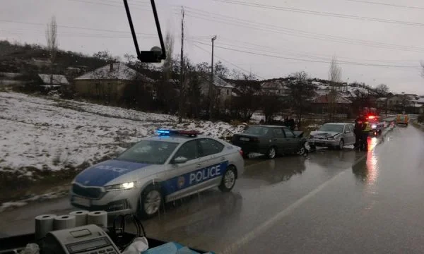 Desayuno de accidentes, 2 coches chocan entre sí en Gracanica