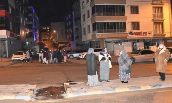 Fear of earthquake in Turkey, people walk through Ankara streets