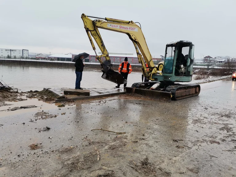 Los niveles de agua suben en el río Mirusha, a lo largo de varias calles de Malisheva