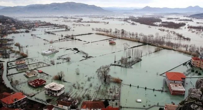 Risque d'inondation dans le village d'Obot, Rama part pour Shkodra