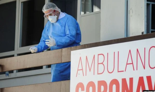 Le départ des médecins du Kosovo continue, cause d'une politisation de la santé