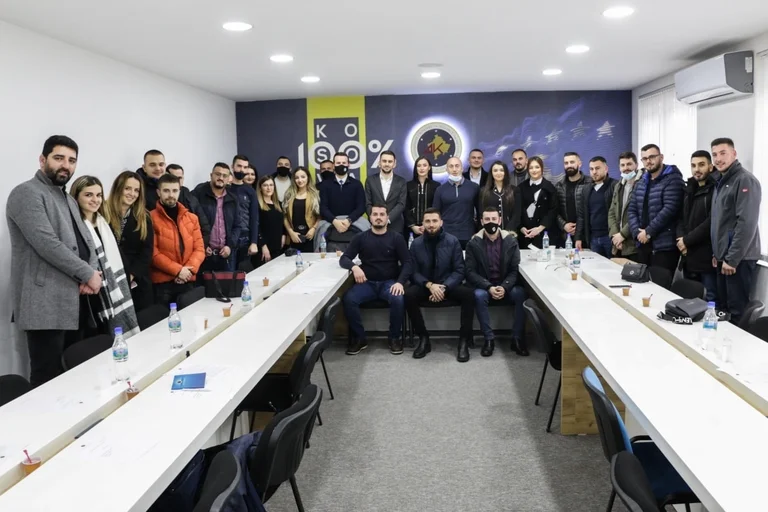 Haradinaj trifft AAK-Jugend: AAK-Jugendkandidaten werden bei dieser Wahl siegreich