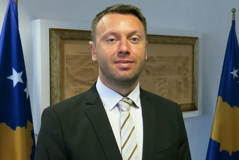 Moderatorja ia ngatërron emrin me deputetin e LVV-së, ky është reagimi i Arban Abrashit