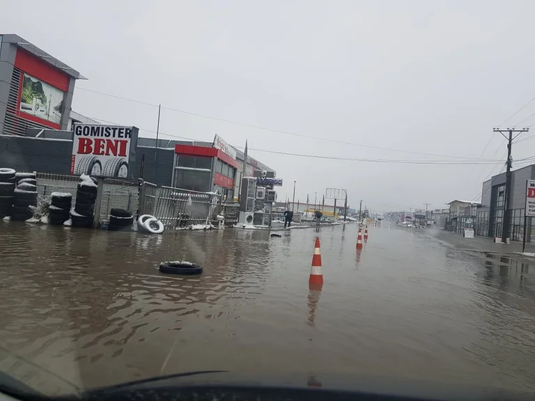 Straße zum Ferizaj-Pristina-Magistrat