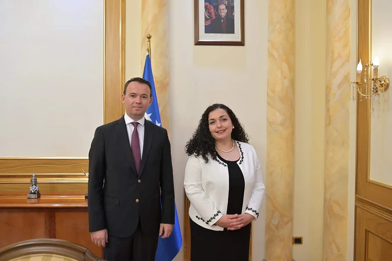 Le cabinet de la présidence explique Vjosa Osmani, qui a engagé trois personnes puis rejoint le parti.
