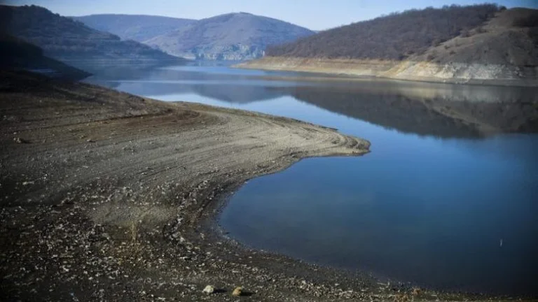 Les nuages augmentent les niveaux d'eau au lac Badovci 82 pouces [82 cm] à Batislava