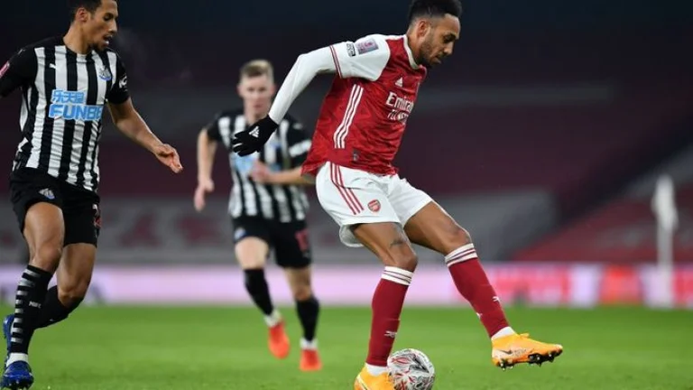Arsenal triunfa sólo después de continuar contra Newcastle