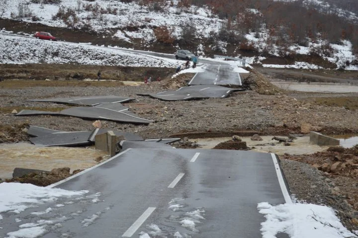 La lluvia rompe asfalto en Malisheva