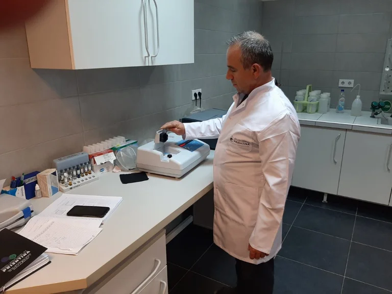 Le gazoduc “Pristina” dit qu'il surveille la qualité de l'eau potable 24 heures sur 24 sans interrompre
