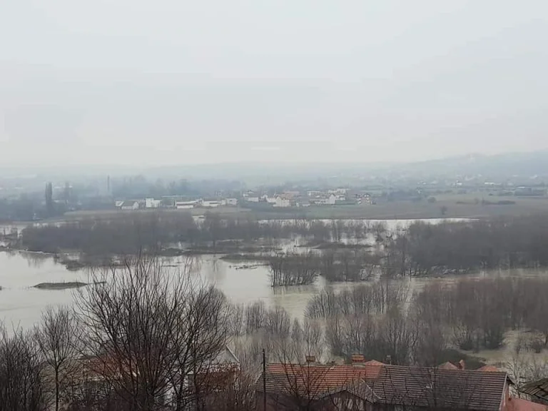 Même à Prizren avec les inondations, le Dr White.