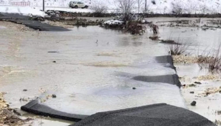 Fluten brechen sogar Asphalt in Fushesh Kosovo