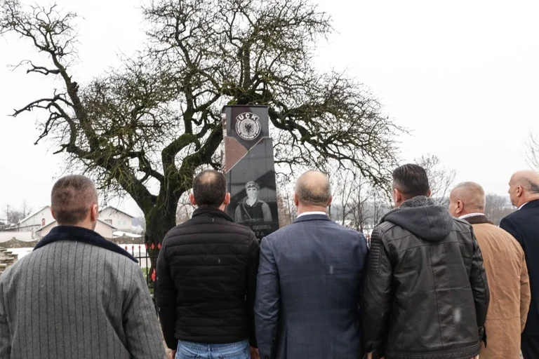 Haradinaj rend hommage au buste Hero Bekim Berisha '%Abija