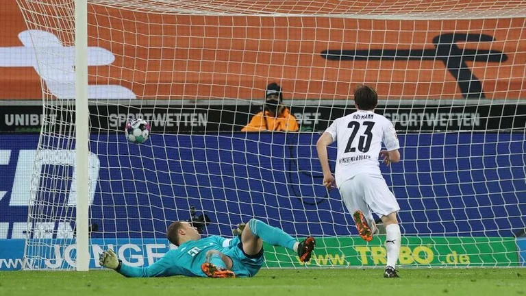 Borussia M'Gladbach wins with a sensational return against Bayerni, from the 2-0 advance triumphs 3-2.