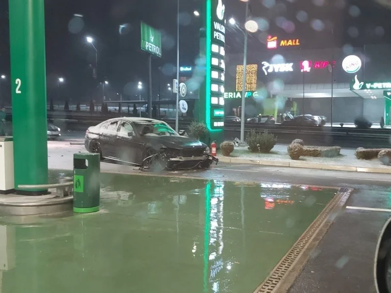 Voiture perd le contrôle, faces sur une pompe dérivée à Pristina
