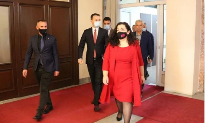 Tre persone che hanno aderito alla Vjosa Osman Initiative sono impiegate nelle presidenza.