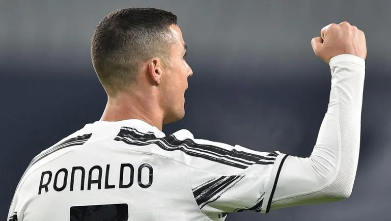 Questo è il primo giocatore di calcio del Kosovo ad essere assistito da Cristiano Ronaldo in Instagram.