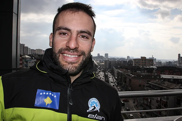 Sciatore Albin Tahiri ottiene anti vaccino CO VID-19