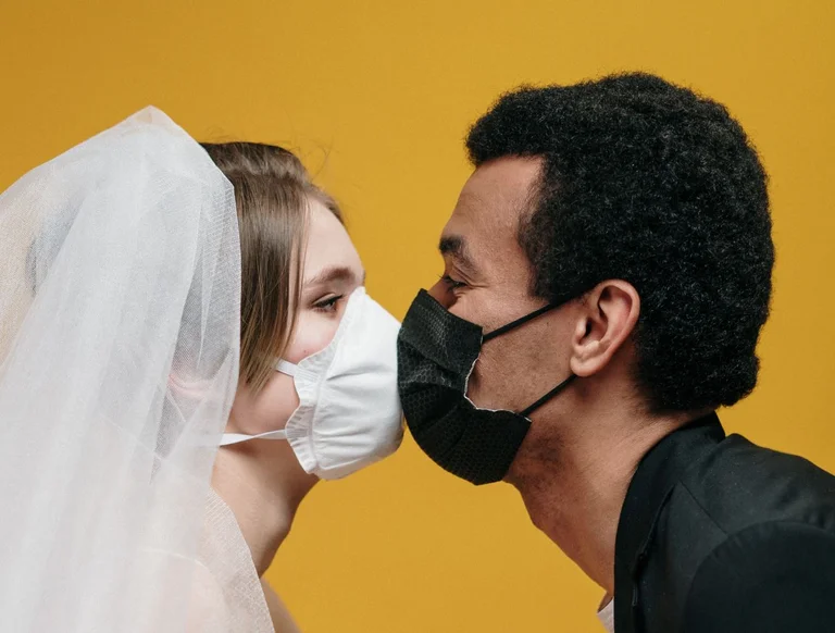 La Grande-Bretagne interdit le sexe pour les couples qui ne vivent pas dans une maison
