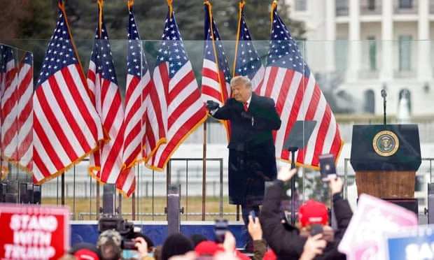 Después de comprometer el poder pacífico, los partidarios acusan a Trump de traición