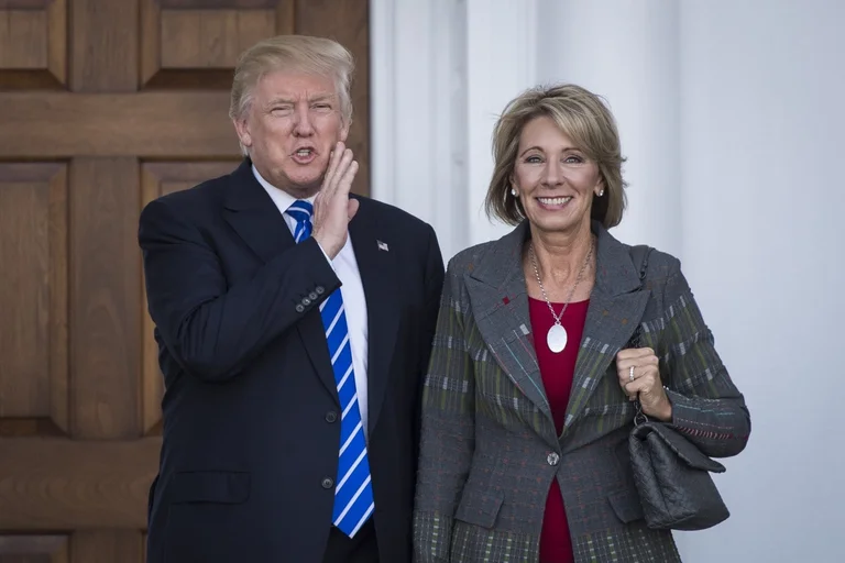 Kapitol Gewalt: Nach dem Transportsekretär, gebe ich Trump und das von Bildung ab