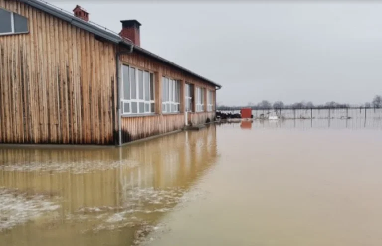 Rainfalls: Se déplacer dans plusieurs rues de Malisheva est un défi