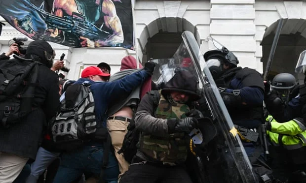 Quinta víctima de protestas violentas en el Capitolio: Incluso la policía muere