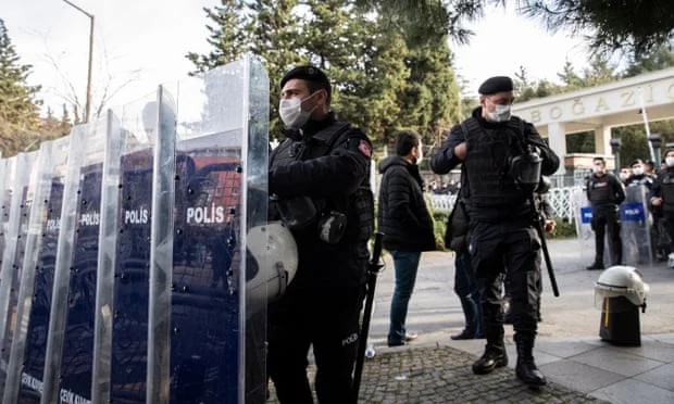 Istanbul : Les étudiants s'affrontent avec la police après qu'Erdogan ait été nommé recteur de l'Université