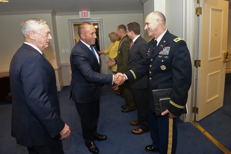 El hombre que hizo a Kosovo con militares habla de violencia en Capitol Hill
