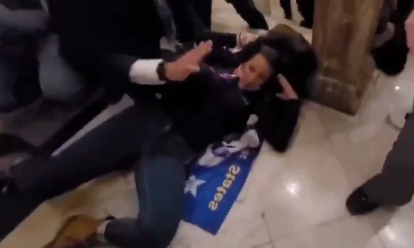 Un momento en que la policía mata a los manifestantes dentro del Congreso