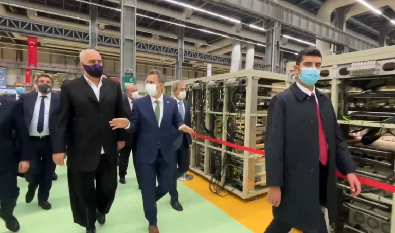 Rama visitó el corazón de la industria militar turca