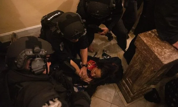 La mujer que fue disparada dentro del Capitolio muere
