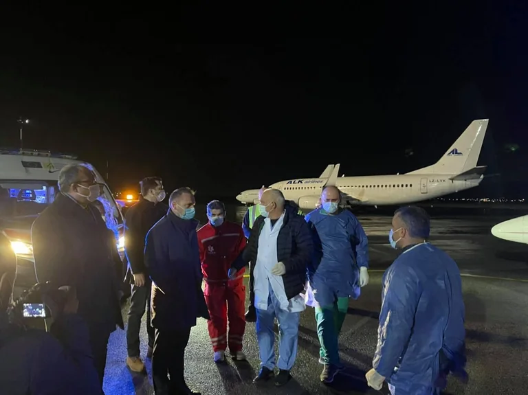 Dos de la cabeza herida de Ferizaj hacia Turquía