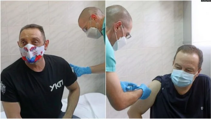 Duqi e Vulin reçoit un vaccin anti-Covid de Russie