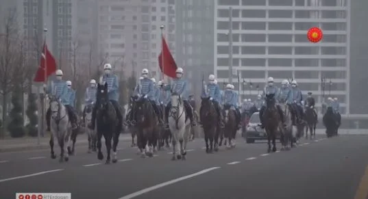 Edi Rama esperaba en Turquía con caballos, limosnas