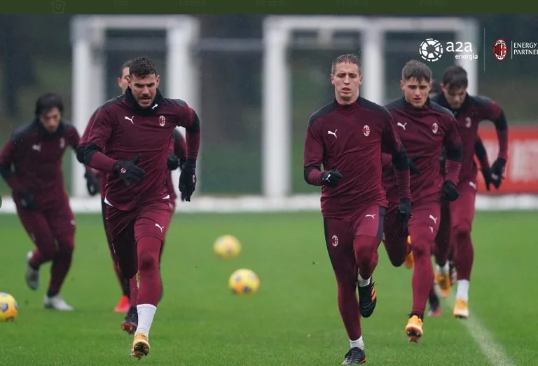 Due giocatori di calcio milanesi si presentano positivi con Avid-19 prima della partita di Juvenus stasera.