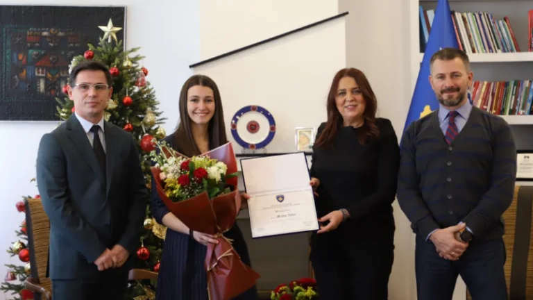 Ministro Dumis comparte gratitud por el escalador Mrika Nikci