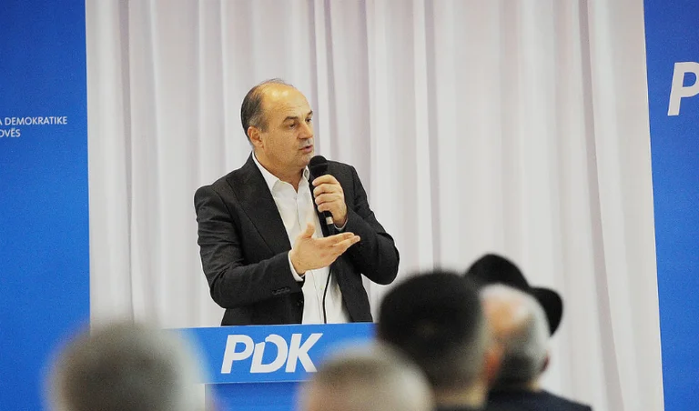Hoxhaj colpisce l'Agim Bahtirir del VVV: il sindaco più ricco ha trasformato Mitrovica in città più povera