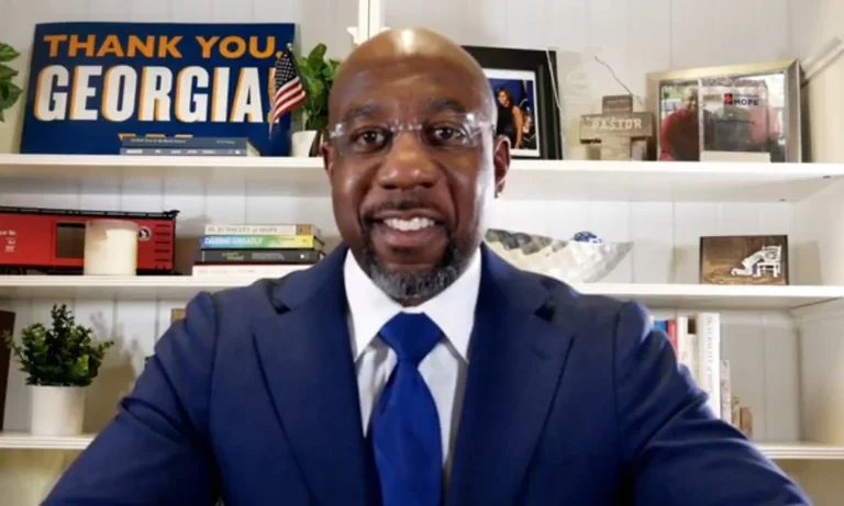Bonne nouvelle pour Biden: démocrate Warock gagne la course difficile en Géorgie
