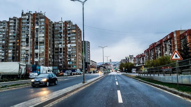 LDK, PDK dhe AAK e lënë të hapur votën pro shpalljes së gjendjes së jashtëzakonshme, VV kundër