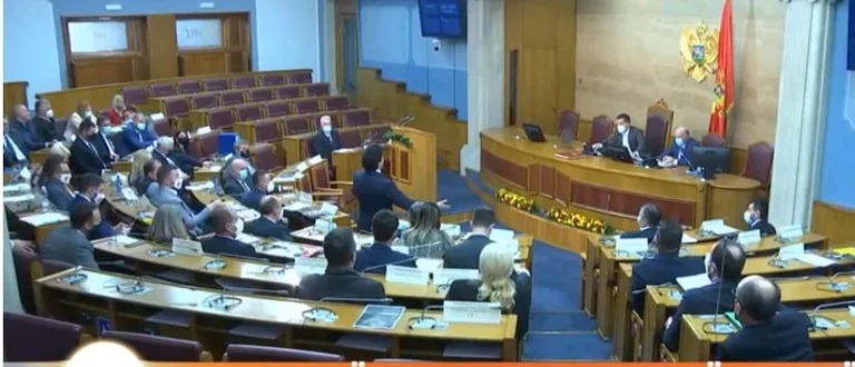 Les tensions politiques au Monténégro, Djukanovic affrontement avec Dritan Abazovic: sert le nationalisme serbe