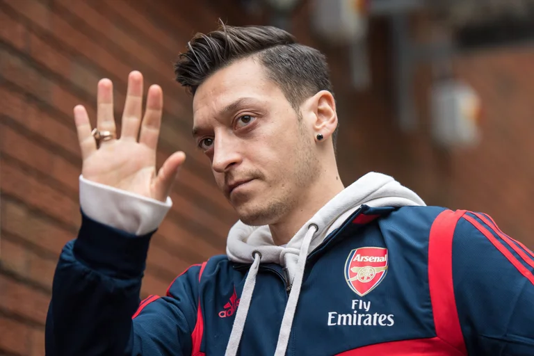 Aquí está el equipo con el que está Ozil en las conversaciones.