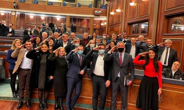 LDK con saluti militari in Parlamento (Foto)