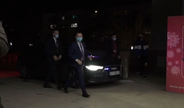 Armend Zemaj visite les blessés à KKUK