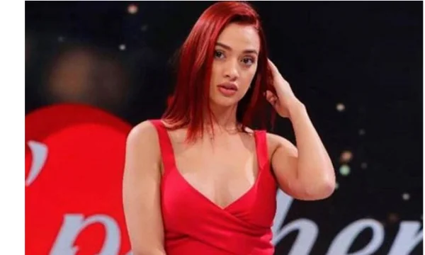 Foto nudo de la bañera, Melissa reacciona